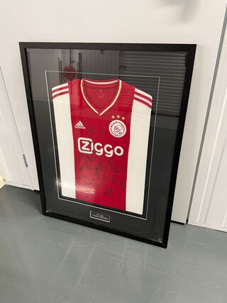 Officieel gesigneerd ingelijst Ajax shirt seizoen 2022-2023 Adidas, AF